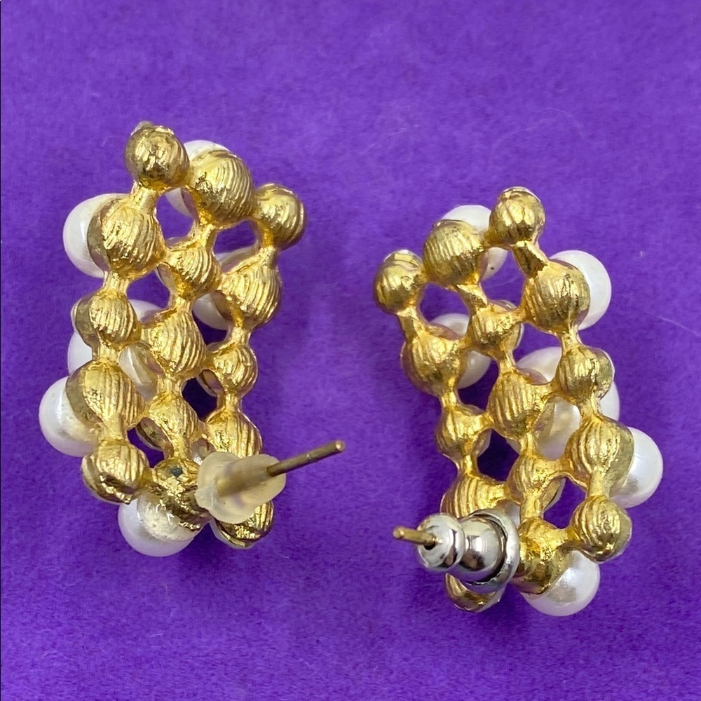 💛 Elegant Gold and Pearl Earrings - Picture 4 of 4